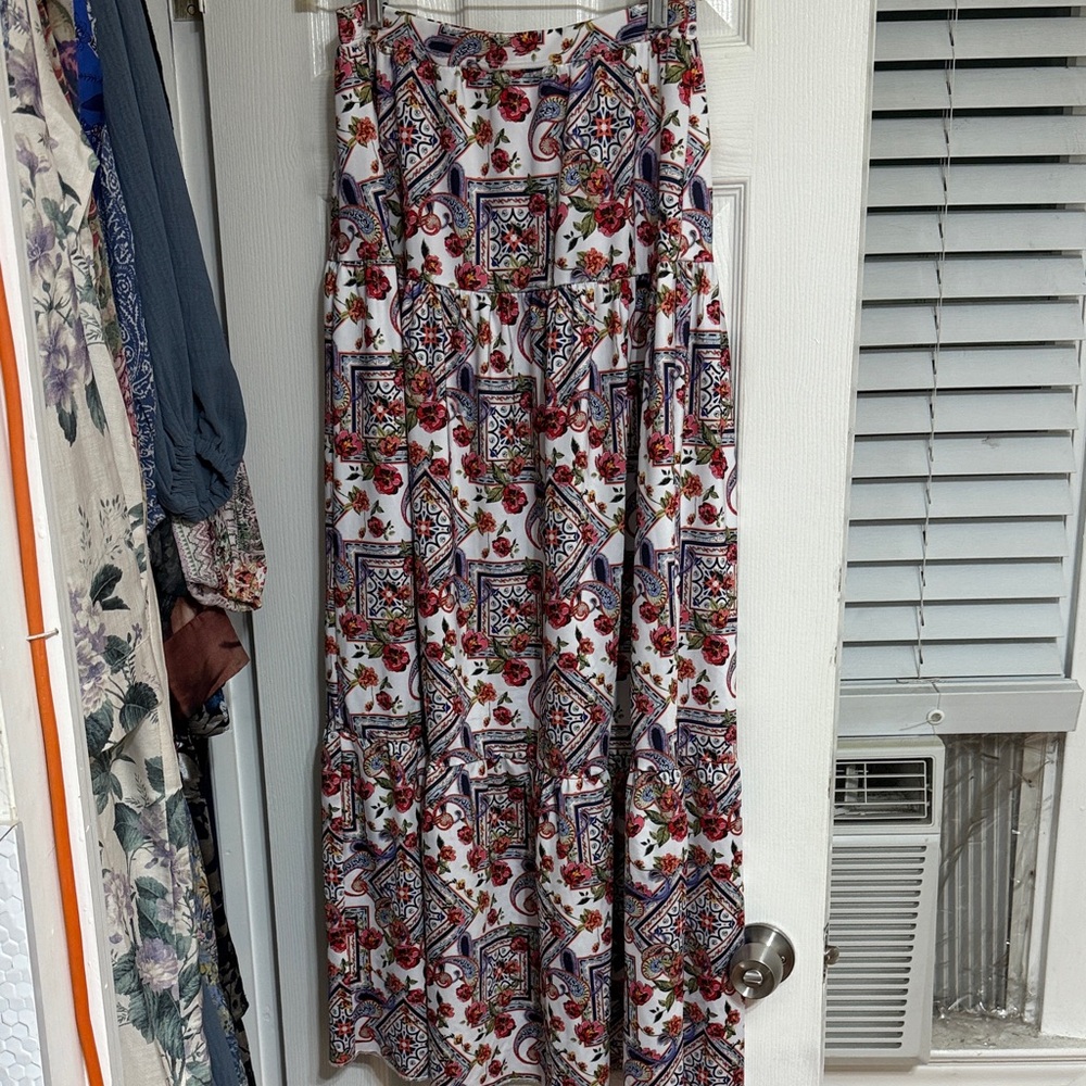 White Floral Tile Print Maxi Skirt